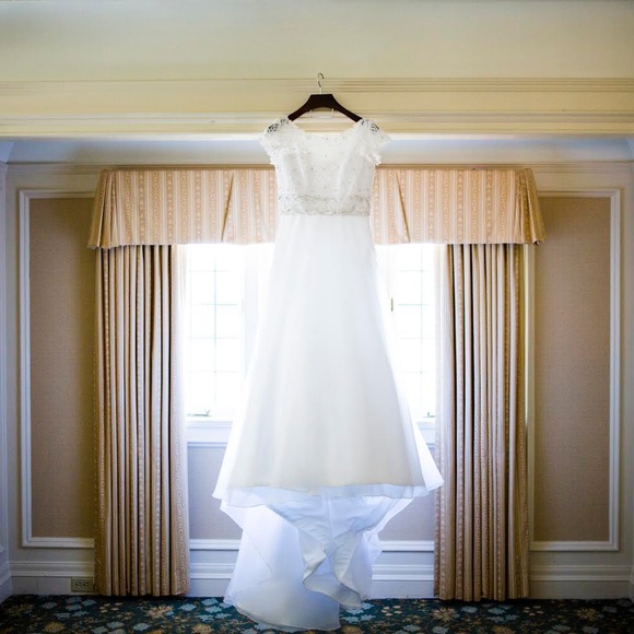 White wedding dress. It’s cleaned and boxed. Unsure the brand (sorry) - Picture 4 of 8